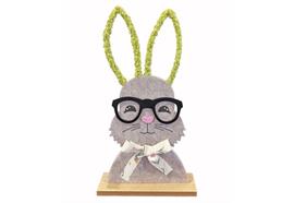 Deko Hase aus Filz  auf Holzständer  mit Brille  Ohren in Grün