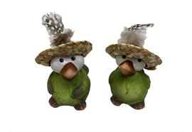 Deko Vogel grün  mit Hut aus Stroh  2er Assortierung  6.5 x 7.5 x 7.5cm