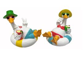 Ente Beach sitzend  2fach assortiert  Grösse 14x19x17cm