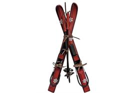 Hänger Skipaar aus Holz  rot mit Skistock  und Ski Bindungen