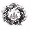 Weihnachtskranz mit Waldszene  dekoriert mit weissen Kugeln  und Tannenzapfen