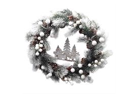 Weihnachtskranz mit Waldszene  dekoriert mit weissen Kugeln  und Tannenzapfen
